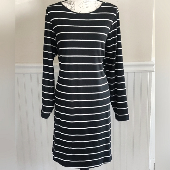 SHEIN Dresses & Skirts - NWT button back dress.